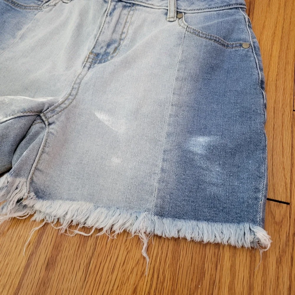 Versona Two Toned Women's Denim Shorts Modern Size 2 Light & Medium Wash Cutoffs